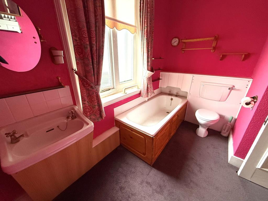 Lot: 56 - TWO-BEDROOM FLAT WITH SEA VIEWS - Bathroom with W.C.